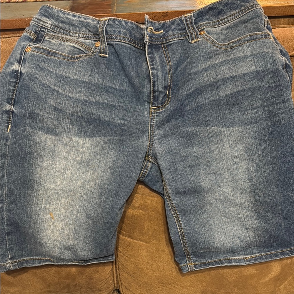 Woman’s Bermuda short